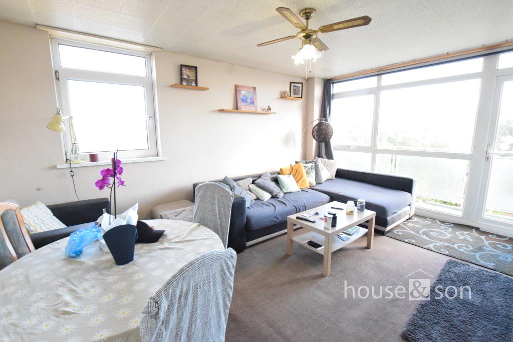Lot: 19 - FLAT FOR INVESTMENT IN PRIME TOWN CENTRE LOCATION - Living room with furniture